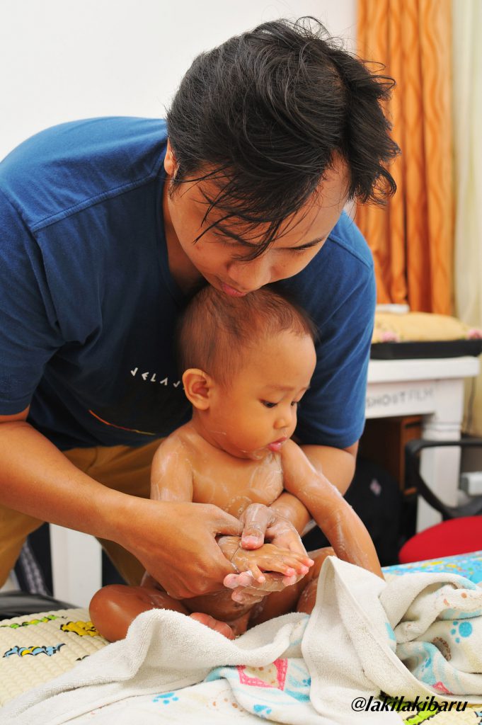 Lomba Foto "Citra Baru Laki-laki": Memandikan Anak | @windujatidudi
